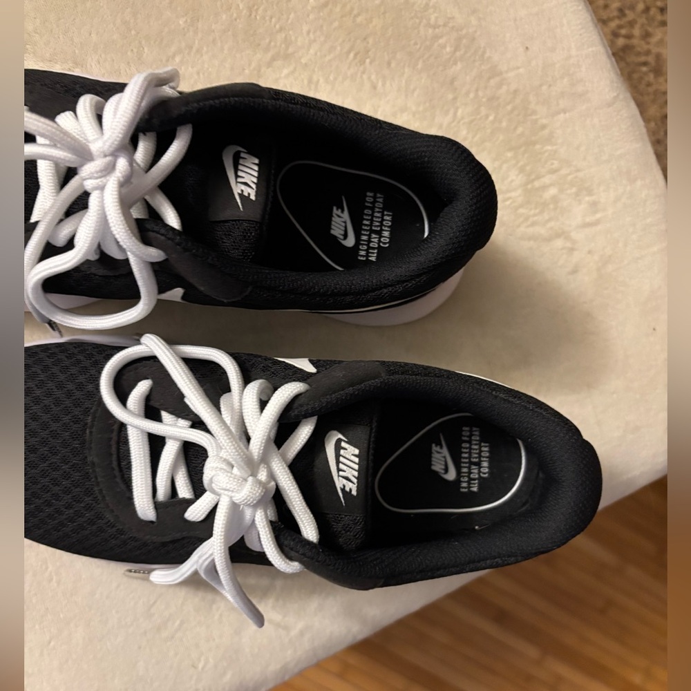 Nike shoes
Women’s size 7 - Picture 9 of 12